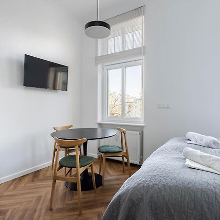 Przytulne I Komfortowe Studia Very Berry W Poznaniu By Noclegi Renters Buitenkant foto